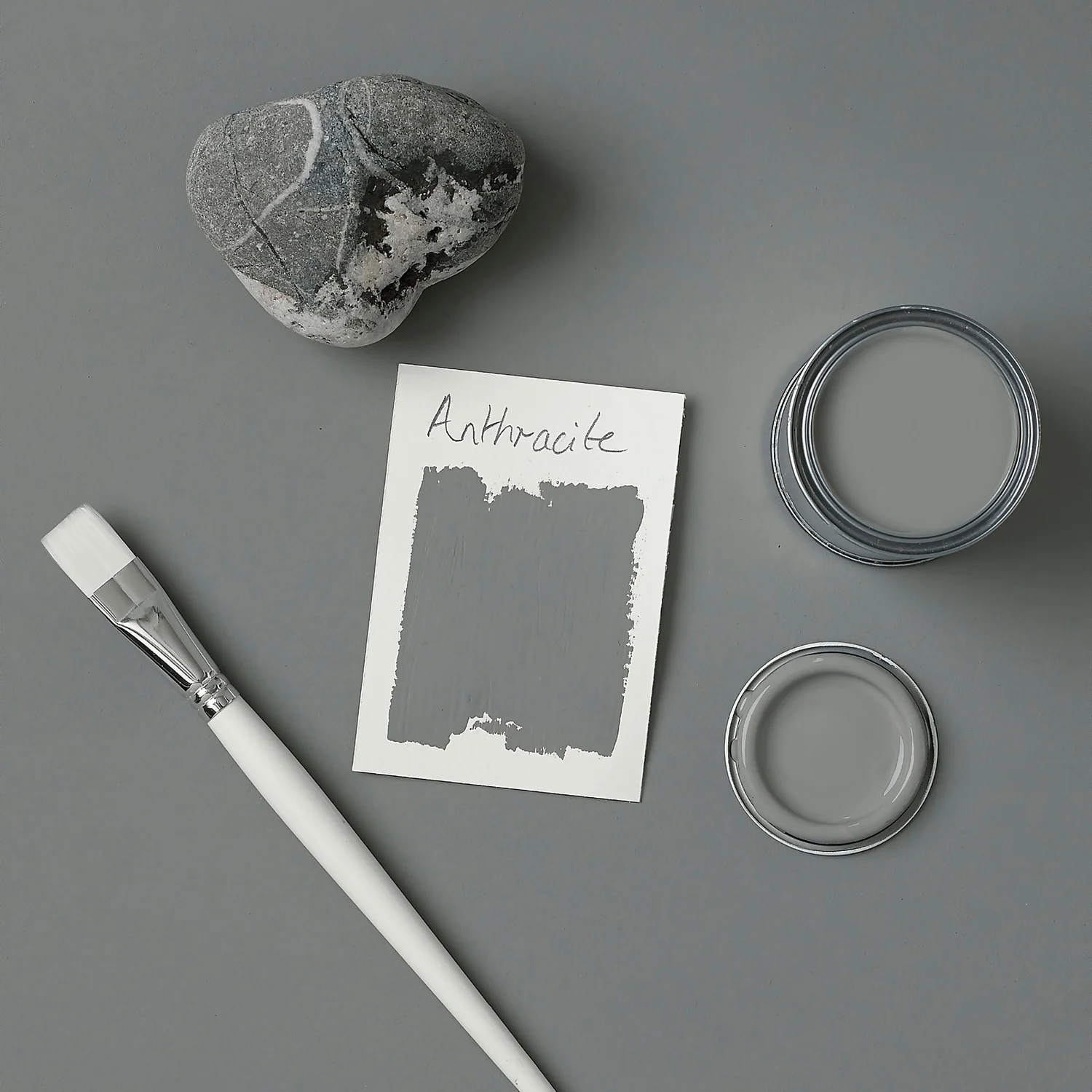 Rust-Oleum Chalky Furniture Paint - Anthracite - 750ml 4 Rust-Oleum Chalky Furniture Paint - Anthracite - 750ml - Image 2