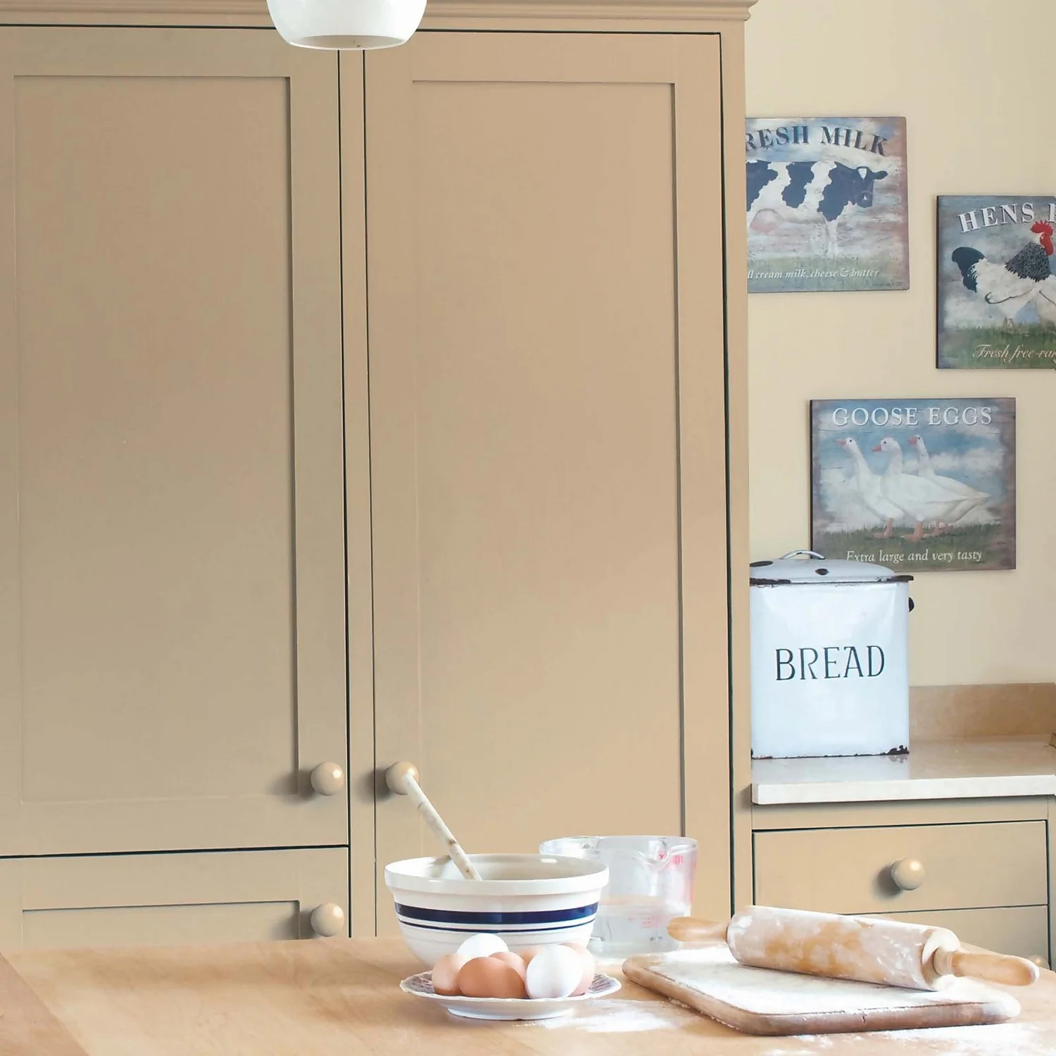 Farrow & Ball Modern Eggshell Paint London Stone - 2.5L 4 Farrow & Ball Modern Eggshell Paint London Stone - 2.5L - Image 2