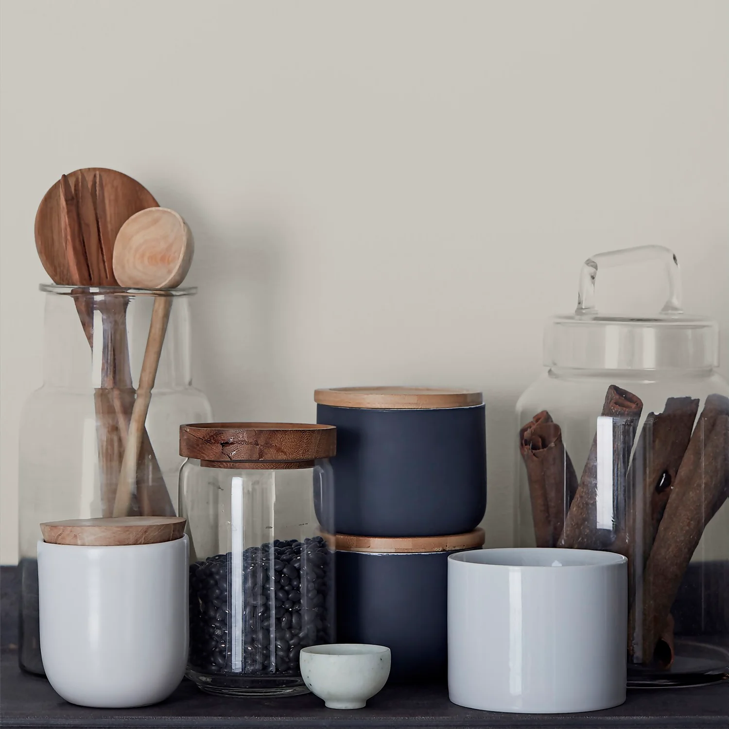 Crown Easyclean®Greaseguard+ Kitchen Matt Washable Multi Surface Paint Grey Putty® - 2.5 L 5 Crown Easyclean®Greaseguard+ Kitchen Matt Washable Multi Surface Paint Grey Putty® - 2.5 L - Image 3