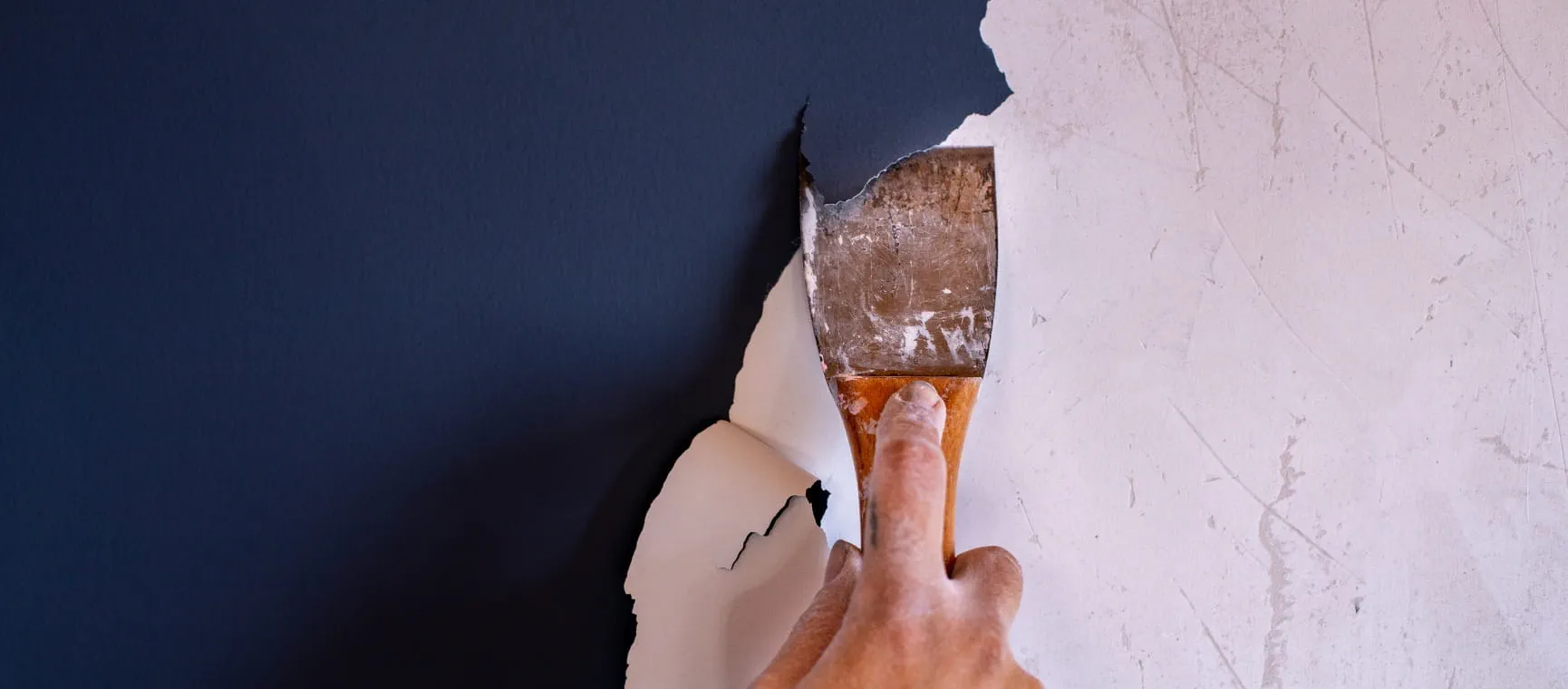 Rust-Oleum || Hammerite Sales -Rust-Oleum || Hammerite Sales Peeling paint Getty Images 1382267183 Gulcin Ragiboglu